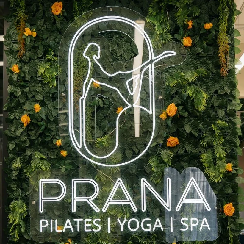 Логотип PRANA на стене из живого мха